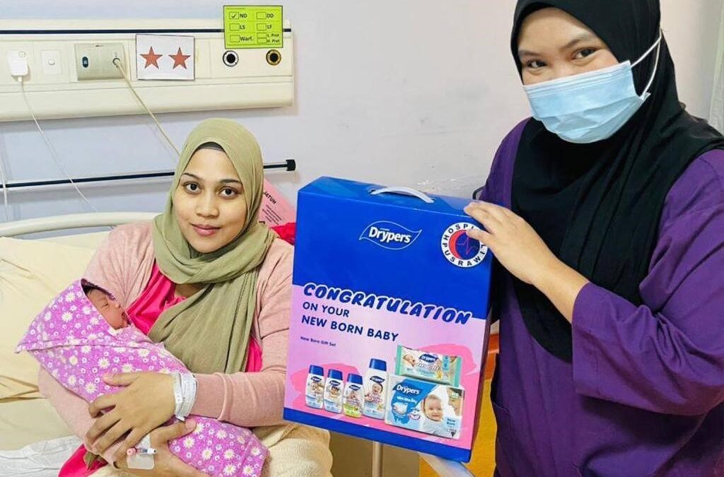 PEMBERIAN CENDERAHATI KEPADA BAYI LAHIR HARI MALAYSIA