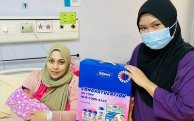 PEMBERIAN HAMPER KEPADA BAYI LAHIR PADA HARI MERDEKA