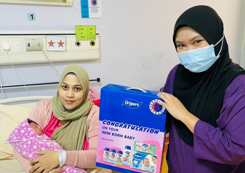 PEMBERIAN HAMPER KEPADA BAYI LAHIR PADA HARI MERDEKA